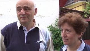 Doi soţi italieni ajută familiile nevoiaşe din România (Video)