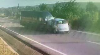Plan roșu de intervenție după ce un microbuz si o masină s-au ciocnit în Vrancea. Cei doi şoferi au murit pe loc