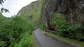 Stânci sparte cu picamerul, în rezervația Cheile Sohodolului. Transportatorii de lemne erau încurcați de monumentele naturale