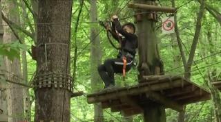 Parcul de aventură, distracția de la munte. Traseele de căţărare sau tiroliana, preferate de turişti
