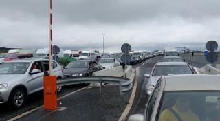 Coloană de maşini în Vama Nădlac II. Trafic dublu la granița cu Ungaria, șoferii claxonează insistent (Video)