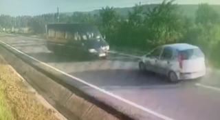 Impactul frontal în care au murit doi șoferi, în Vrancea, surprins de camere. Amândouă mașinile au intrat pe contrasens (video)