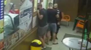 Un tânăr a fost bătut până a rămas inconştient, în faţa unui fast-food din Filiaşi