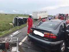Primele imagini ale carnagiului de la Craiova, unde două femei și un bărbat au murit în mașina zdrobită de un TIR (video)