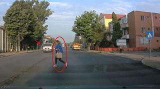 Femeie lovită de ambulanță pe o trecere de pietoni nemarcată pe șosea, în Podu Iloaiei (Video)