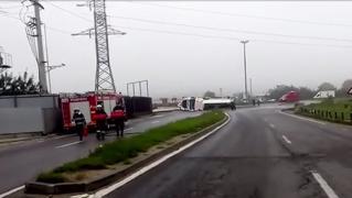 Cisternă plină cu carburant, răsturnată pe A1