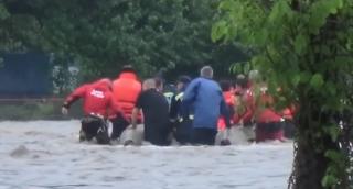 România a avut record de 15 avertizări "cod roșu" de ploi și inundații, în 24 de ore (Video)