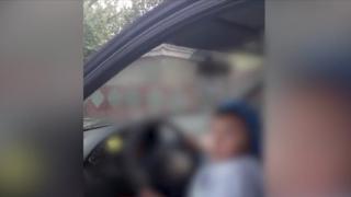 Copil de 10 ani filmat în timp ce conducea o mașină, cu un prieten