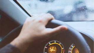 Copil de 10 ani filmat când conduce mașina familiei printr-o comună din Teleorman (Video)