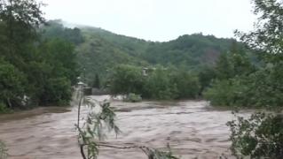 Inundațiile au făcut prăpăd în vestul țării. Oameni salvați în ultimă clipă, doar cu ce aveau pe ei