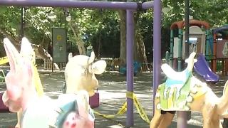 Părinții își aduc copiii în locurile de joacă, lăsate fără pază de autorități