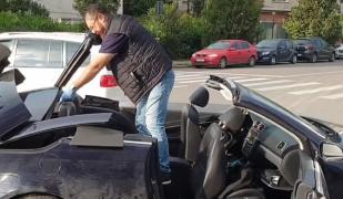 Tânără în comă după ce şi-a prins capul în trapa maşinii decapotabile, pe litoral