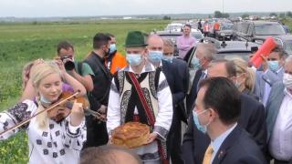 Premierul Orban, întâmpinat cu vioara pe câmp, la Rădăuți