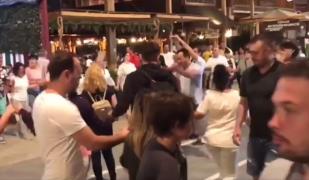 Zeci de oameni s-au prins în horă la Mamaia, în plină pandemie