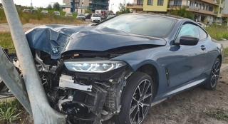 BMW de 100.000 de euro distrus și abandonat, în Mamaia. Șoferul a fugit cu numerele mașinii (video)