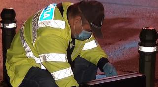 Tânără bătută și lăsată cu piciorul rupt, în București