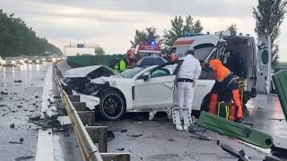 Un Porsche s-a făcut praf în parapetul de pe Autostrada A2. Șoferul a murit