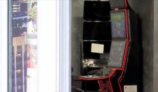 Bărbatul care a jefuit o sală de jocuri din Constanța, după ce a atacat-o pe casieră în baie, ar fi fugit cu 4.000 de lei