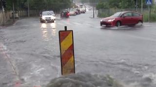 După o oră de ploaie, Bucureștiul a ajuns sub ape. Codul portocaliu de furtună şi ploi a lăsat dezastru în urmă