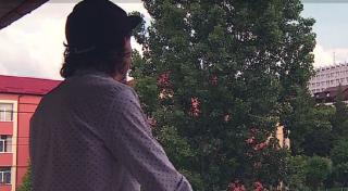 Abandonat la naştere, Răzvan îşi caută mama. În situația lui sunt zeci de copii din România (Video)