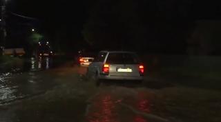 Indundațiile închid drumuri naționale în Suceava