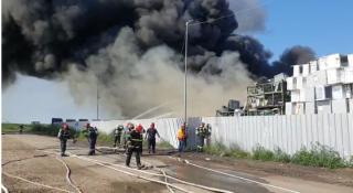Incendiu puternic la o platformă de depozitare frigidere de lângă Buzău. A fost emisă avertizare RO-ALERT