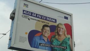 Mai multe panouri care promovau o campanie controversată în București, înlăturate de autorități