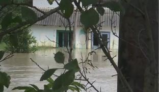 Apele învolburate ale Prutului ameninţă localităţile din nordul România (Video)