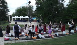 Festivitate de absolvire pentru studenţi în Grădina Botanică din Iași