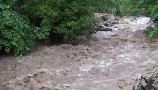 Viitura de pe Prut a trecut de baraje. Zeci de oameni au fost nevoiţi să îşi părăsească casele