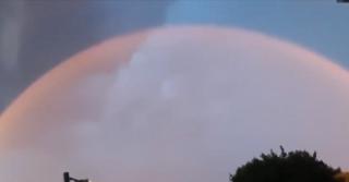 Apariția unui curcubeu rar i-a impresionat pe locuitorii unui oraș din Anglia (Video)