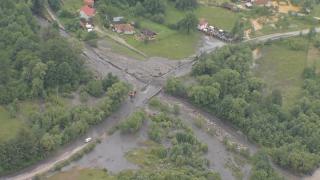 Imagini exclusive de la inundaţii, filmate din elicopter. Codul roşu este încă în vigoare (Video)