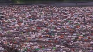 Tone de gunoaie pe râul Jiu, aduse de inundaţii în timpul codului roşu