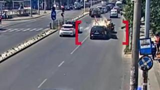 Imaginile accidentului din Bucureşti. Un şofer şi-a zdrobit maşina de o autoutilitară cu lemne