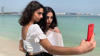 O româncă şi-a găsit sosia la 3400 de kilometri, în Dubai. Bianca şi Lana seamănă izbitor