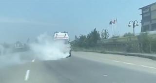 Ambulanţă într-un nor de fum, filmată pe şosea în Timişoara (Video)
