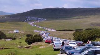 Mii de români s-au înghesuit pe Platoul Bucegilor, în ciuda restricțiilor impuse