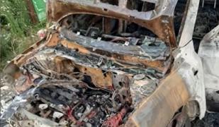 Maşină incendiată cu un cocktail Molotov într-o parcare din localitatea Moisei