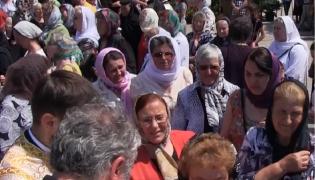 Sute de credincioși s-au înghesuit la ziua de hram a Catedralei Episcopale din Huşi (Video)