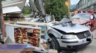 O șoferiță a făcut praf două mașini, în Zalău. Trei persoane au fost rănite (Video)
