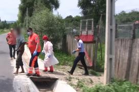 O mamă din Vaslui şi-a legat fiul cu lanţul, de un copac, în curtea casei (Video)