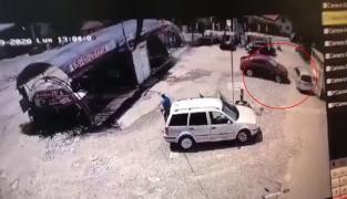 Imagini de la accidentul în care un șofer a fost spulberat în curtea unei spălătorii auto din Zalău (Video)