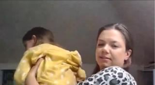 Doi copii au ţinut morţiş să fie vedete în interviurile pe care le dădeau mamele lor (Video)