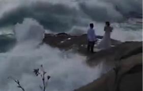 Tineri din California, la un pas de moarte în timp ce făceau noua provocare "Trash the Dress" (Video).