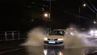 Inundațiile au făcut ravagii în Vestul ţării. Canalizarea a cedat în mai multe oraşe