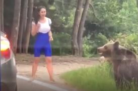 O tânără s-a apropiat periculos de un urs, în goana după succes pe un site de socializare (Video)