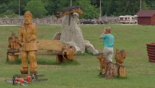 Sculptori din toată ţara şi-au dat întâlnire la Polovragi pentru a transforma buştenii în adevărate opere de artă