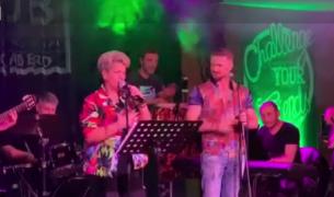 Când dă halatul alb jos, Oana Dumitrache se transformă într-un artist complet