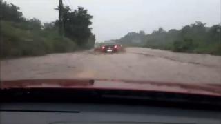 Momentul în care puhoaiele se revarsă pe o șosea din Bihor, surprins de un șofer în trafic (Video)