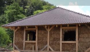 Un cuplu de tineri din Sfântu Gheorghe au construit o casă ecologică din baloți de paie și lut
